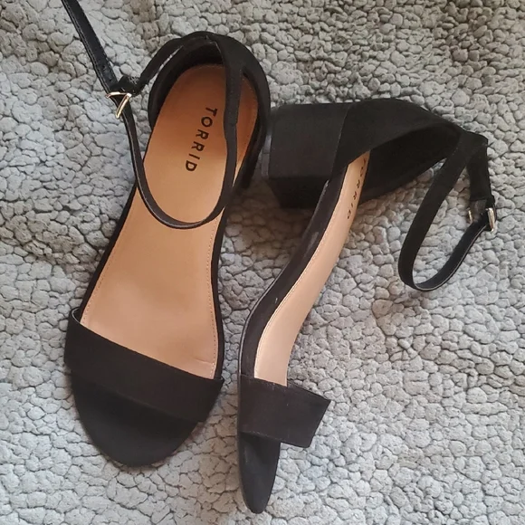 Elegant Torrid 10 WIDE Black Sueded Women's Sandals NWOT - Picture 4 of 13